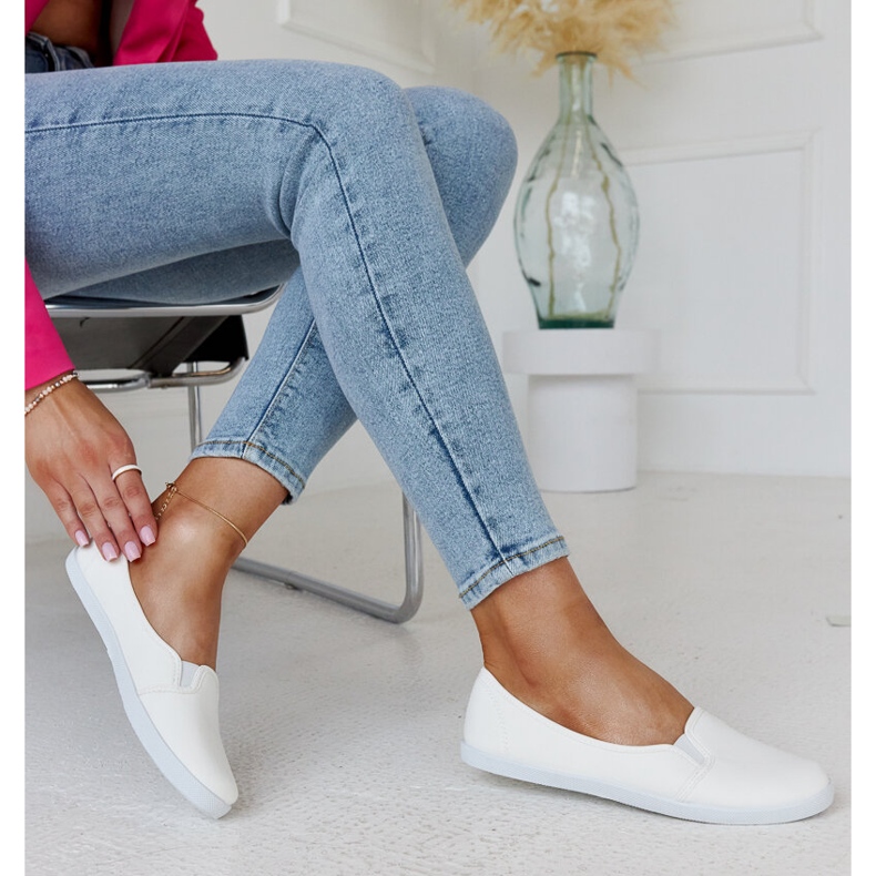 Tênis slip-on branco em couro ecológico Wordana 1