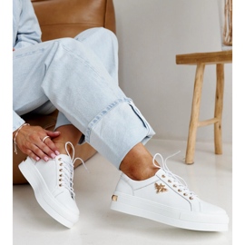 Sapatos de couro branco com fivela decorativa 1