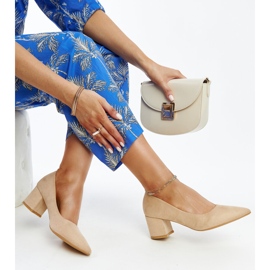 Sapatos bege de salto alto com aplicação de couro Paris 1 Sapatos bege de salto alto com aplicação de couro Paris 1