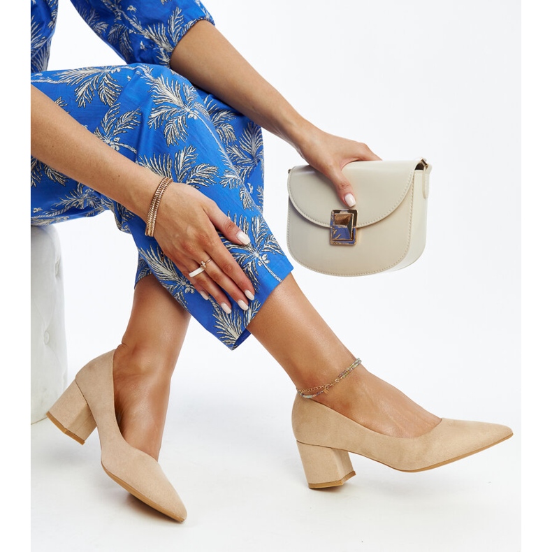 Sapatos bege de salto alto com aplicação de couro Paris 1 Sapatos bege de salto alto com aplicação de couro Paris 1