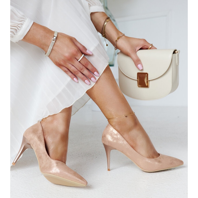 Salto alto metálico champanhe com inserção de couro da Soissons rosa 1