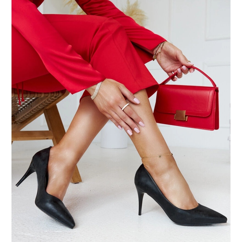 Salto alto metálico preto com aplicação de couro da Soissons 1