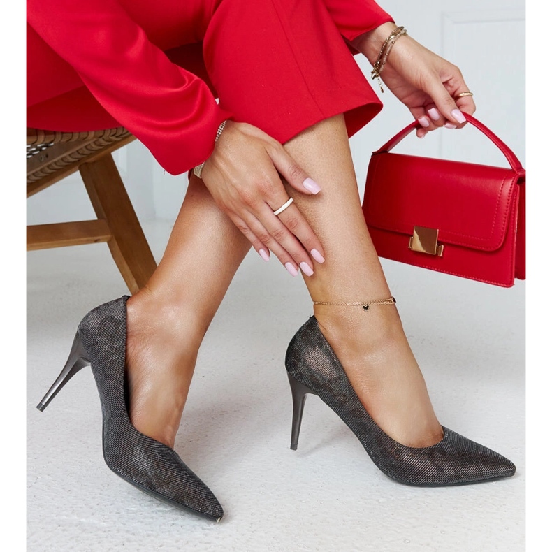 Salto alto cinza brilhante com inserção de couro da Manna 2