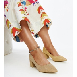 Sapatos leigos de salto alto dourados e brilhantes 1