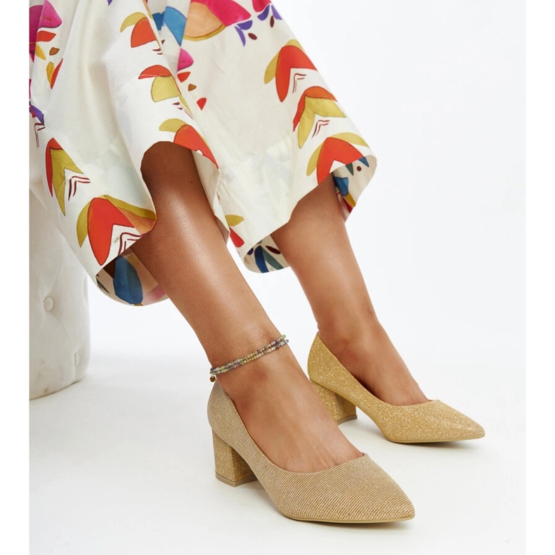 Sapatos leigos de salto alto dourados e brilhantes 1