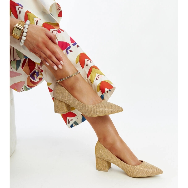 Sapatos leigos de salto alto dourados e brilhantes 2