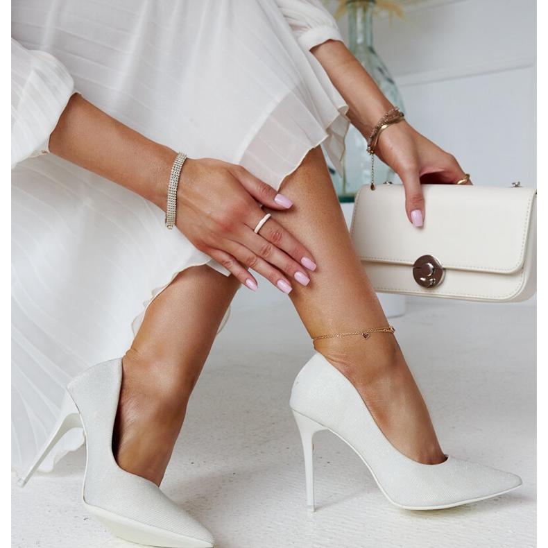 Salto alto branco brilhante com inserção de couro da Cortesa 2