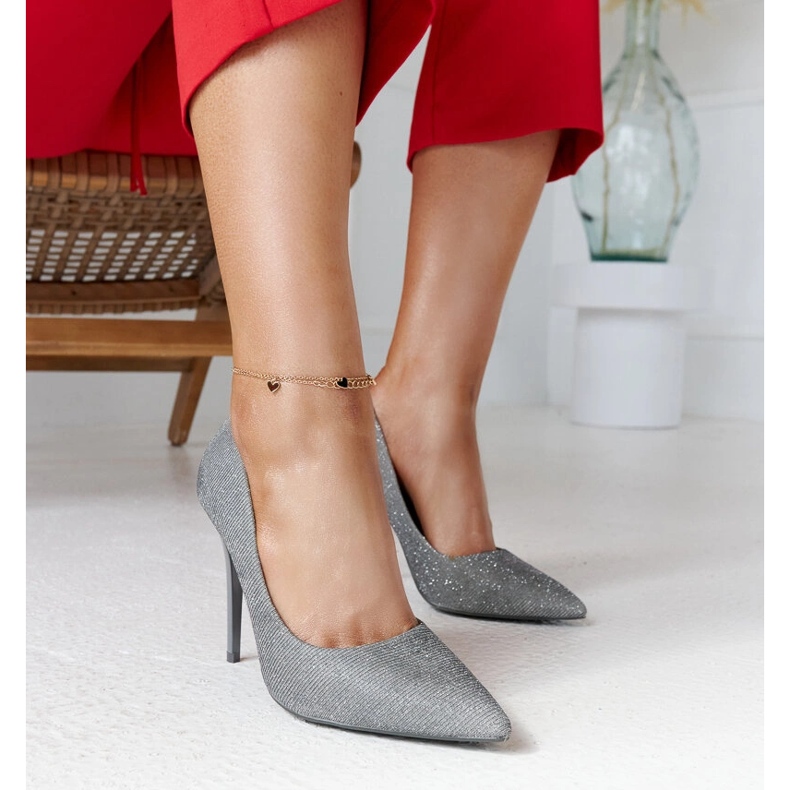 Salto alto prateado brilhante com inserção de couro da Cortes prata 1