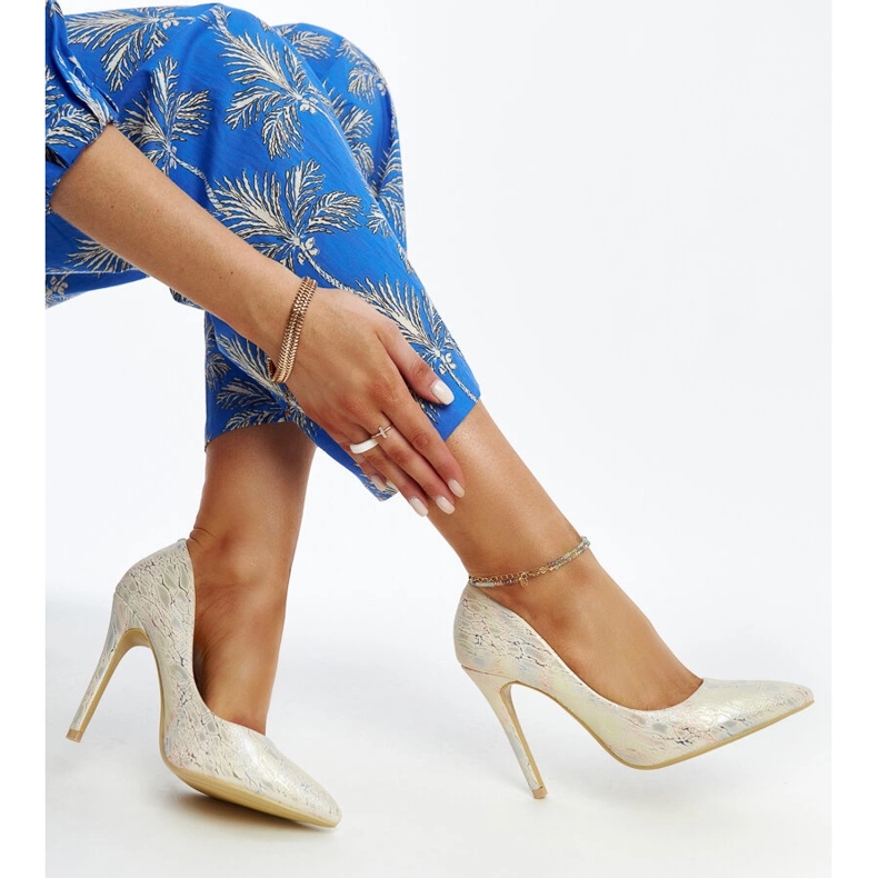 Salto alto metálico dourado com aplicação de couro Serranillos 1