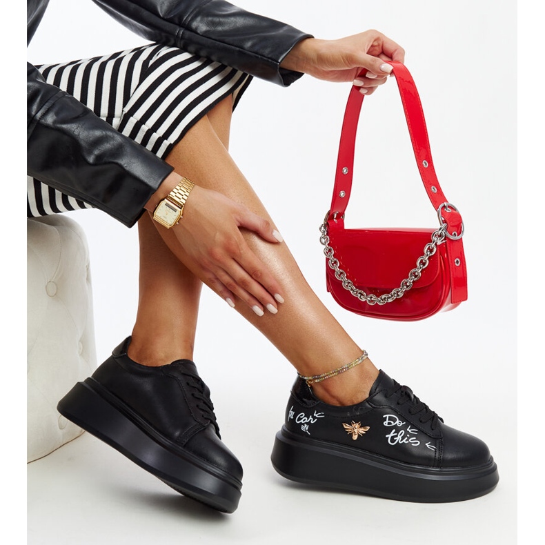 Sapatos de couro preto com fivela decorativa 1