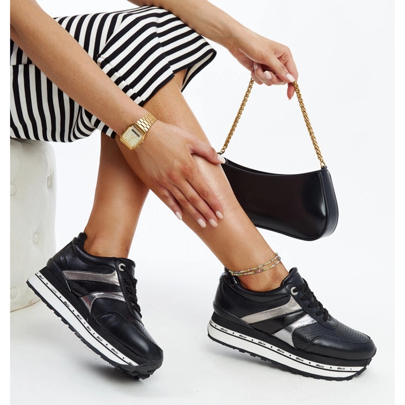 Sapatos de couro preto com fivela decorativa 1