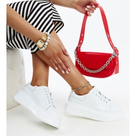 Tênis de couro branco com cadarço 1