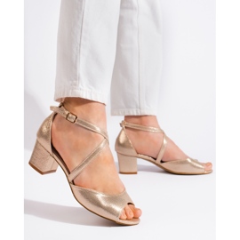 Goodin Sandálias femininas douradas de salto baixo dourado 2