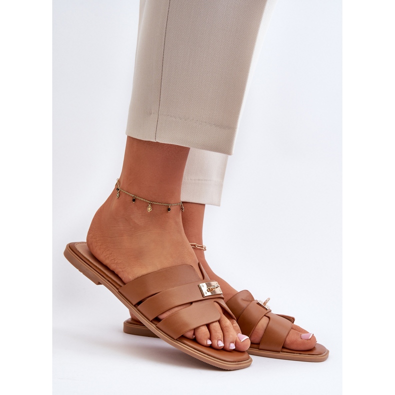 Chinelos planos femininos com decoração Camel Kavinia marrom 2