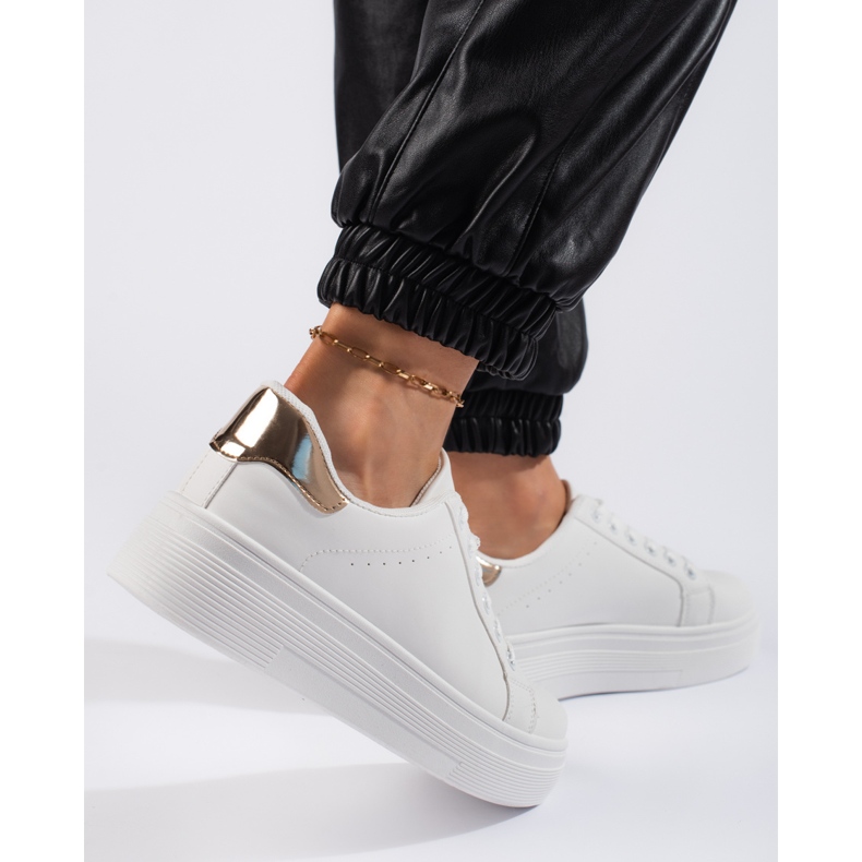 Calçados esportivos femininos brancos 2