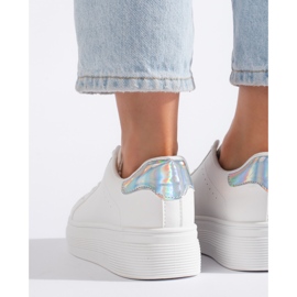 Calçados esportivos femininos brancos 2