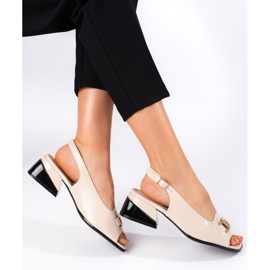 Goodin Sandálias bege de salto baixo em couro envernizado 1