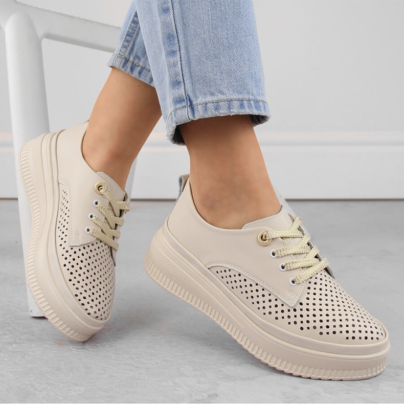 Sapatos femininos de couro com aberturas na plataforma, bege Artiker 54C1707 1