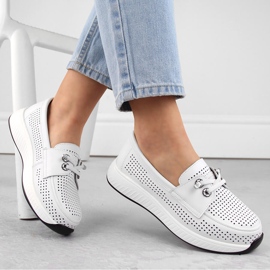 Sapatos femininos de couro, mocassins com aberturas, brancos Artiker 54C1752 1