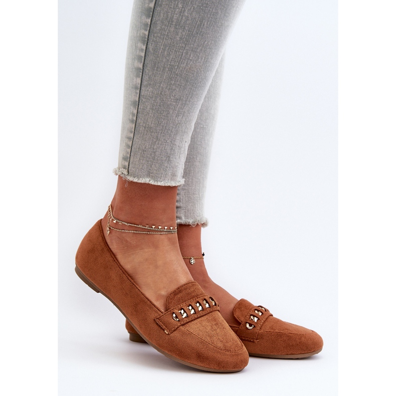 Mocassins femininos brilhantes com corrente Camel Aredilla castanho 2