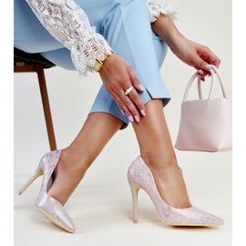 Salto alto metálico rosa com aplicação de couro Serranillos 1