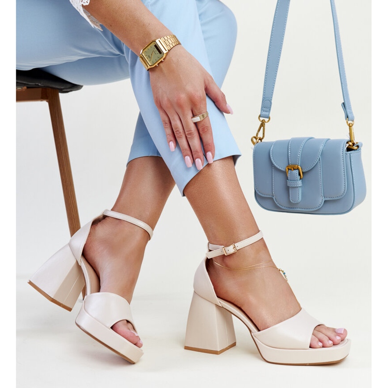 Sandálias de salto alto bege claro da Vesna 1