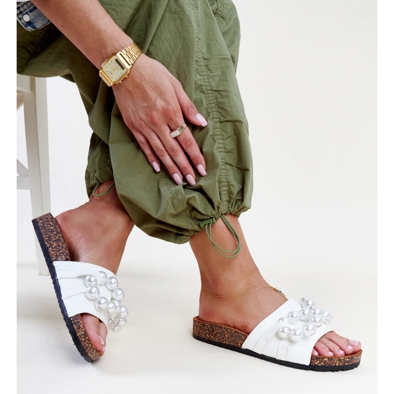 Chinelos brancos com sola de cortiça e contas Zlatna 1