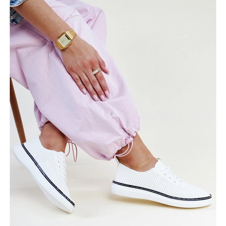 Tênis Biserka vazado branco e preto 1