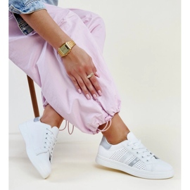 Tênis de couro ecológico branco e prata da Berdine 1