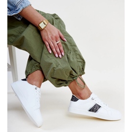 Tênis branco e preto com faixa decorativa Grada 1 Tênis branco e preto com faixa decorativa Grada 1