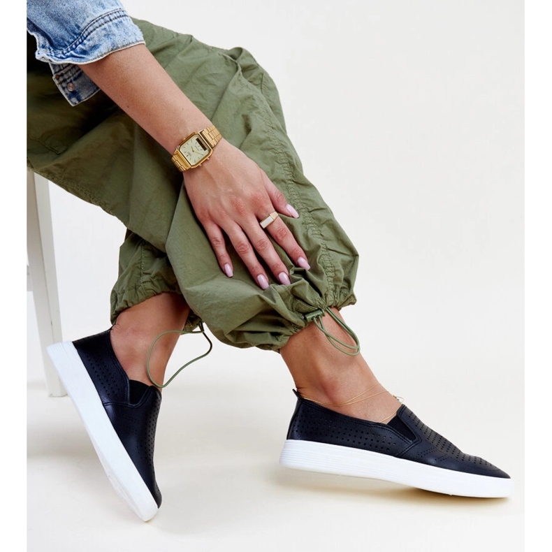 Tênis Dafina slip-on preto com aberturas 1