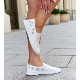 Tênis slip-on bege vazado da Dafina 1