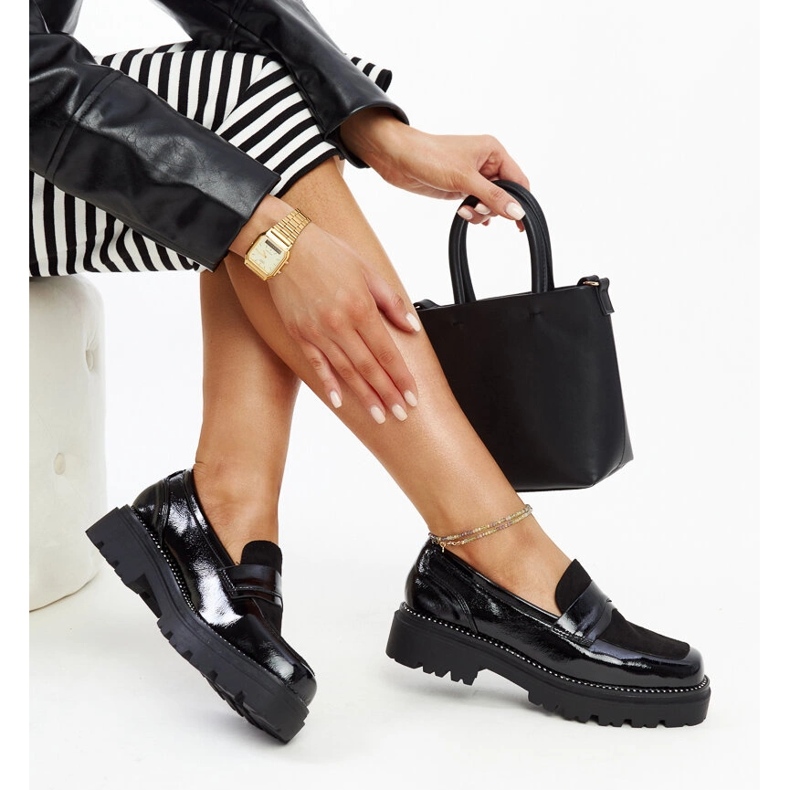 Mocassins envernizados com bico quadrado preto 1