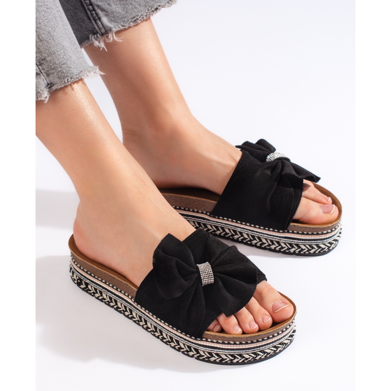 Chinelos de camurça preta com laço preto 2