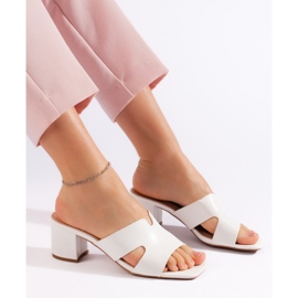 Chinelos de salto alto femininos brancos 1