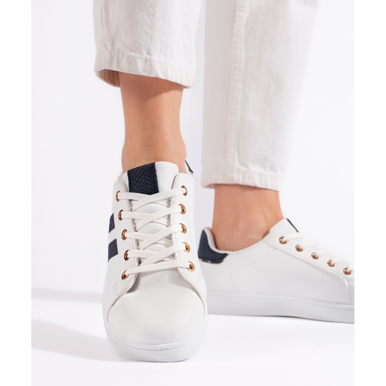 Tênis feminino branco com cadarço 2