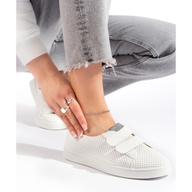 Tênis feminino branco com velcro 2