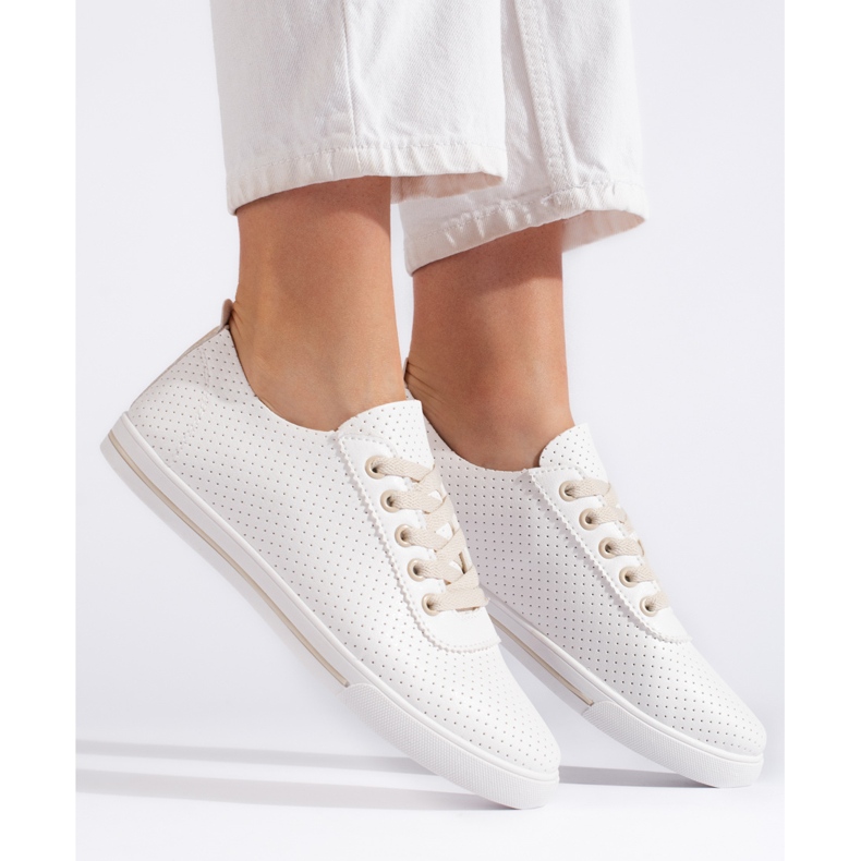 Tênis feminino branco e bege com aberturas 1