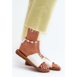 Chinelos femininos com sola plana e decoração, couro ecológico, Makia branco 2