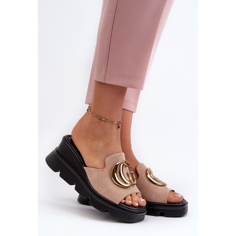 Vinceza Chinelos Femininos em Camurça Ecológica em Cunha e Plataforma com Decoração Dourada, Bege Iaria 2