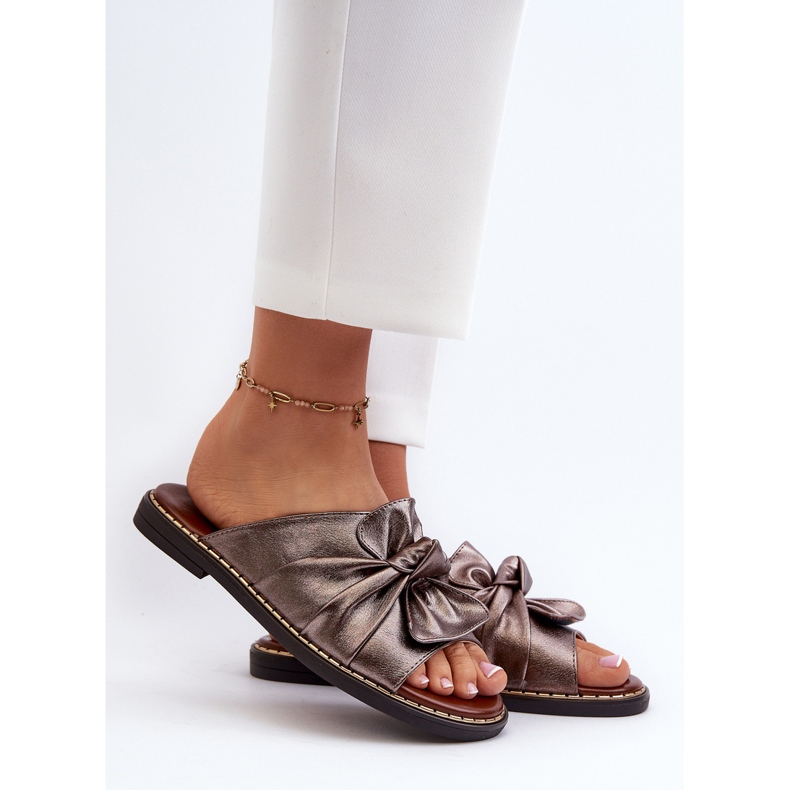 Chinelos femininos de cobre com salto plano Nelvira marrom 2