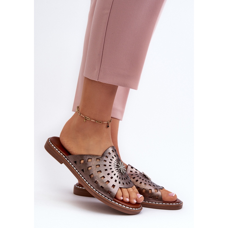 Chinelos femininos brilhantes de salto baixo com decoração de cobre Ebirena marrom 2