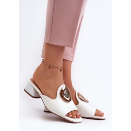 Chinelos elegantes femininos envernizados de salto baixo com decoração dourada, Uzimila branco 2