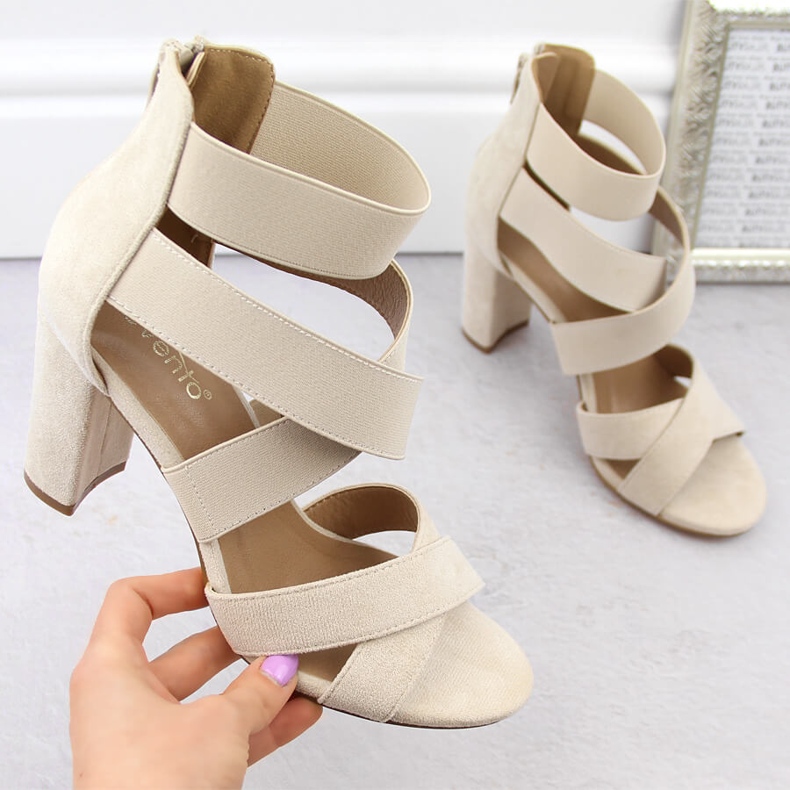 Sandálias femininas de salto com elástico bege eVento 6964 1