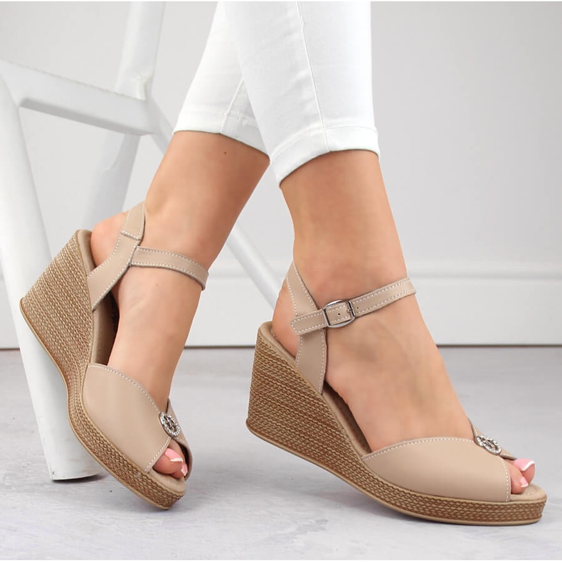 Sandálias femininas de couro bege com cunha Filippo DS6026 1