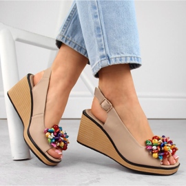 Sandálias de cunha de couro bege com miçangas coloridas Filippo DS6021 1
