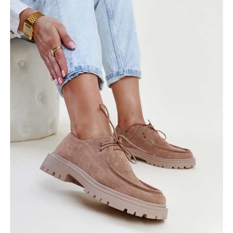 Sapatos clássicos Keiko em camurça bege escuro 1