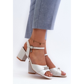 Vinceza Sandálias femininas de couro ecológico com salto alto e decorações prateadas Narhi prata 2