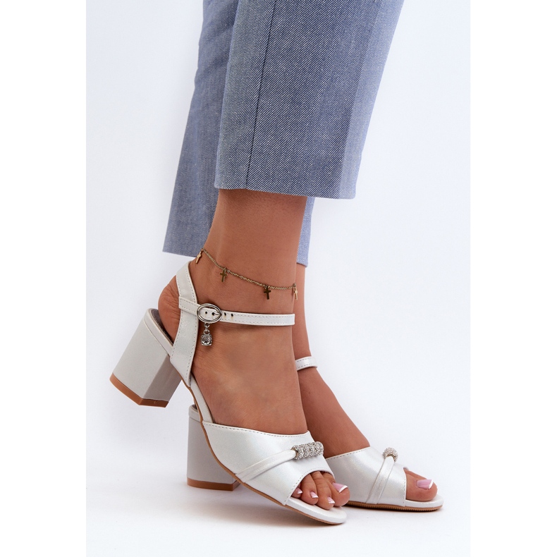 Vinceza Sandálias femininas de couro ecológico com salto alto e decorações prateadas Narhi prata 2