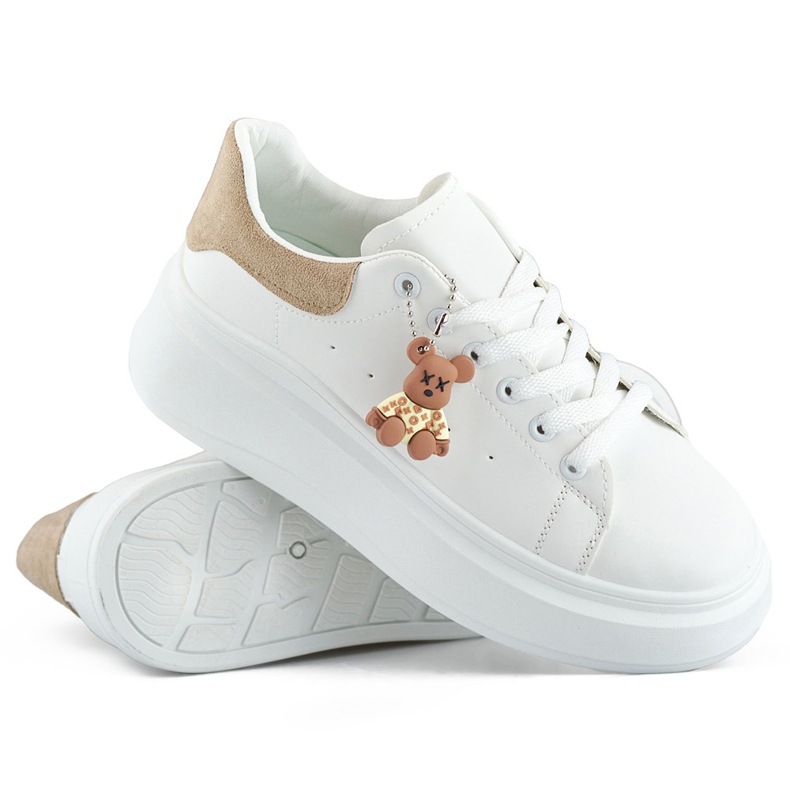 Calçado desportivo branco com sola grossa e ursinho bege 1 Calçado desportivo branco com sola grossa e ursinho bege 1